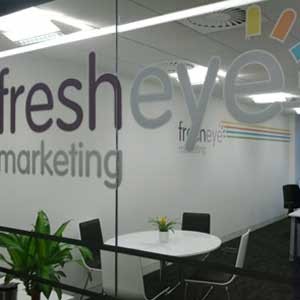 Oslikavanje izloga konturno rezanim oblicima Konturno rezana folija